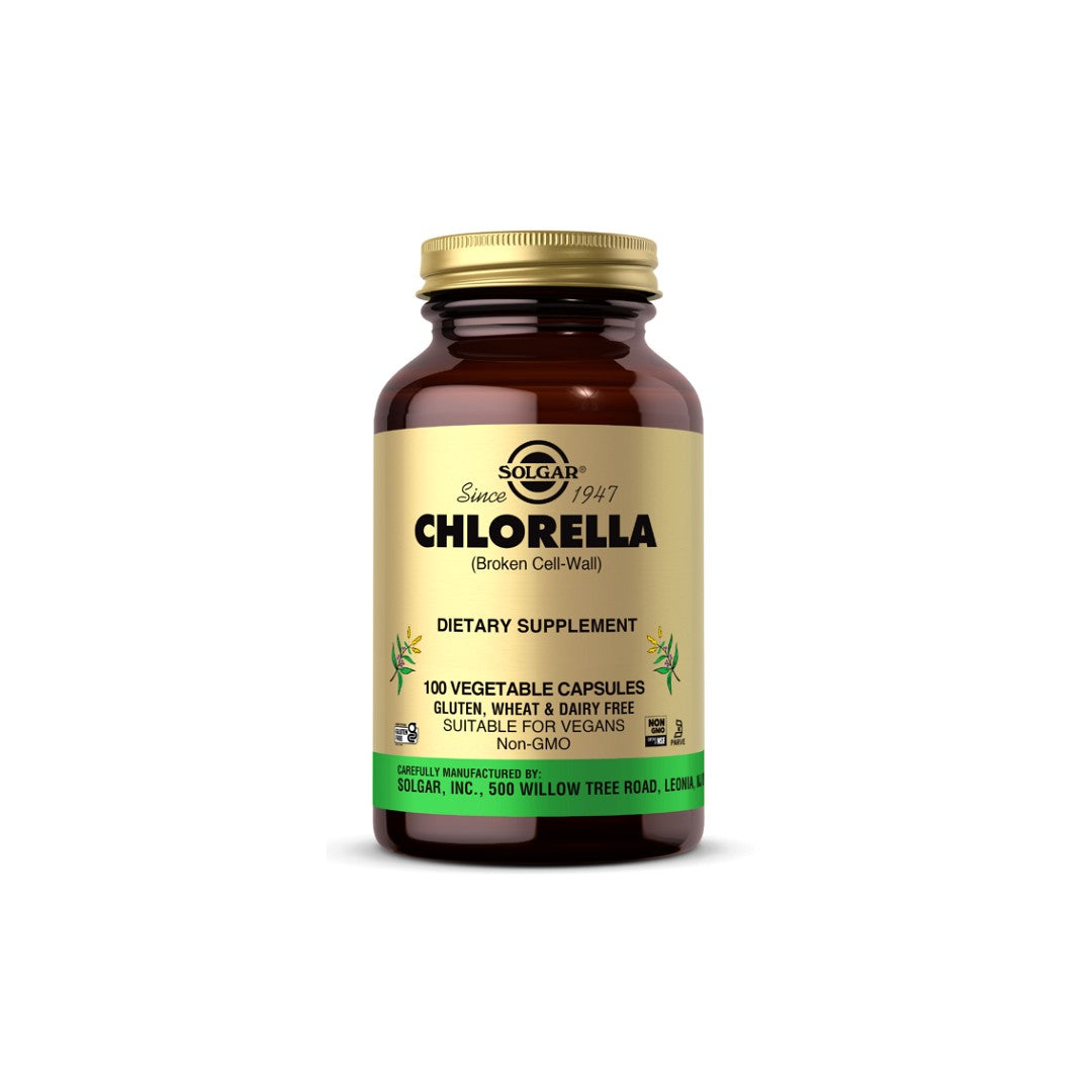 A bottle of Solgar Chlorella 520 mg 100 Vegetable Capsules on a white background.